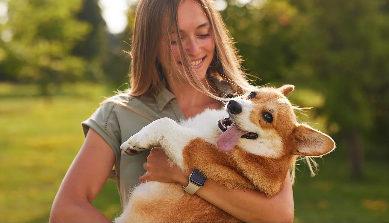 Étudiante portant un chien dans ses bras — Licence professionnelle métiers animaliers Animal University